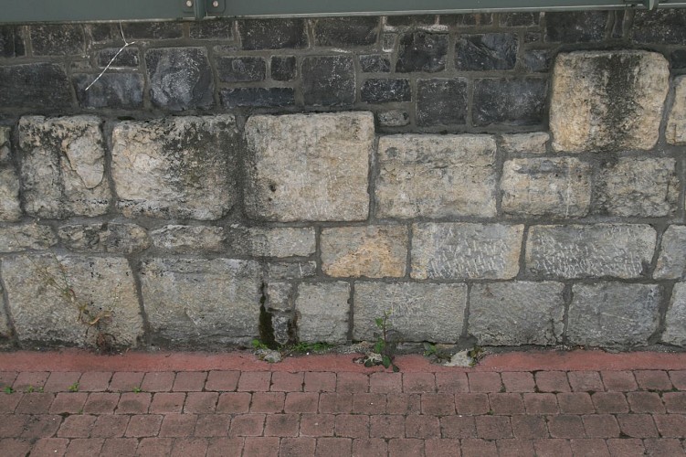 Die Überreste der befestigten Mauer