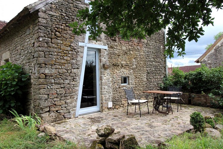 Gîte "Benoîton" à Saint Sulpice Les Feuilles en Haute-Vienne (Limousin. Terrasse à l'ouest, accès par le séjour_3