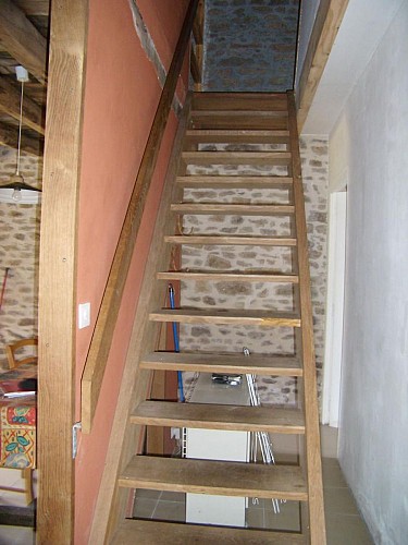 Un escalier type échelle de meunier assez raide muni d'une rampe pour accéder au 1er étage. _9