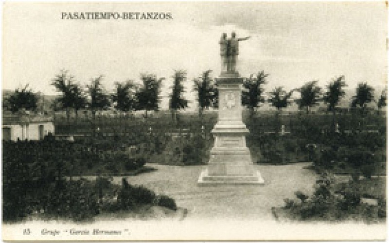 ESTATUA HERMANOS GARCIA NAVEIRA