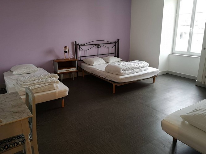 chambre mauve 1 lit 140 cm + lits 90 cm = 4 personnes