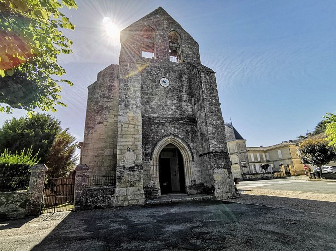 Façade et portail de l'église Saint-Pierre - Naujan-et-Postiac