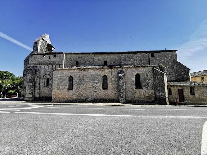 Vue latérale de l'église Saint-Pierre - Naujan-et-Postiac