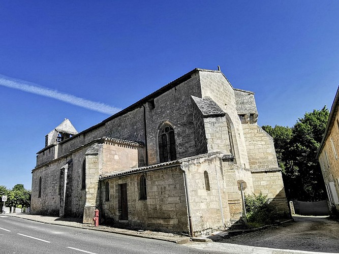 Vue latérale et vue sur le chevet de l'église Saint-Pierre - Naujan-et-Postiac