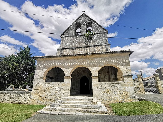 Vue de la façade et du porche de l'église Saint-Martin - Jugazan
