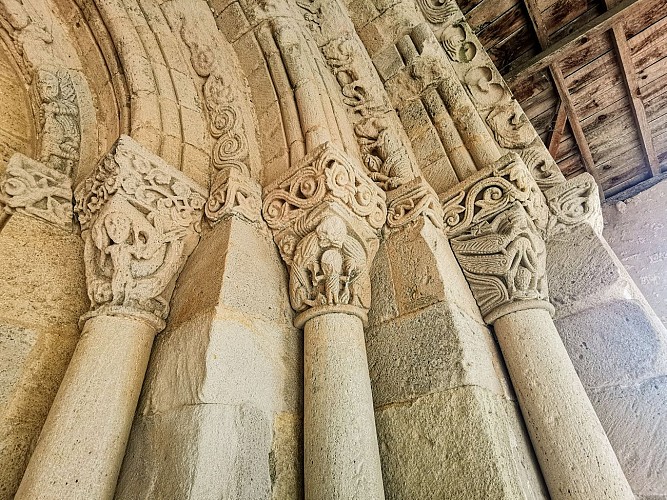 Chapiteaux du portail de l'église Saint-Martin - Jugazan