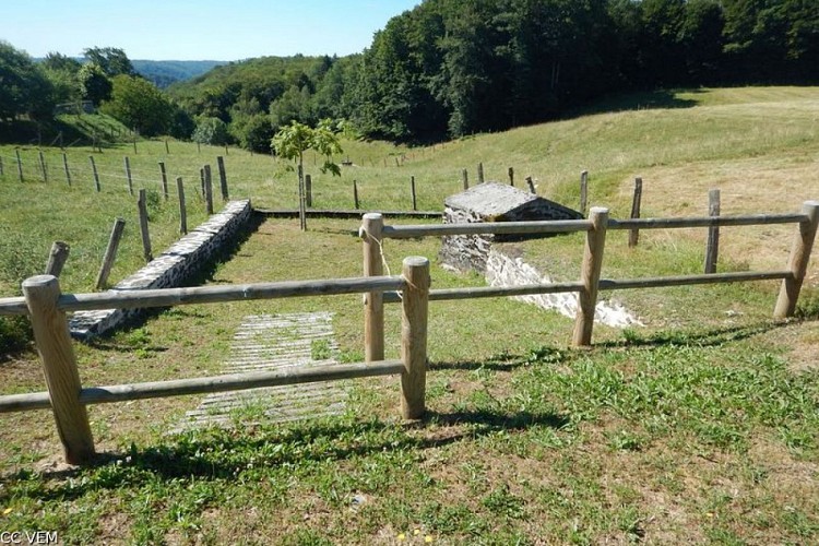 Fontaine et sarcophage