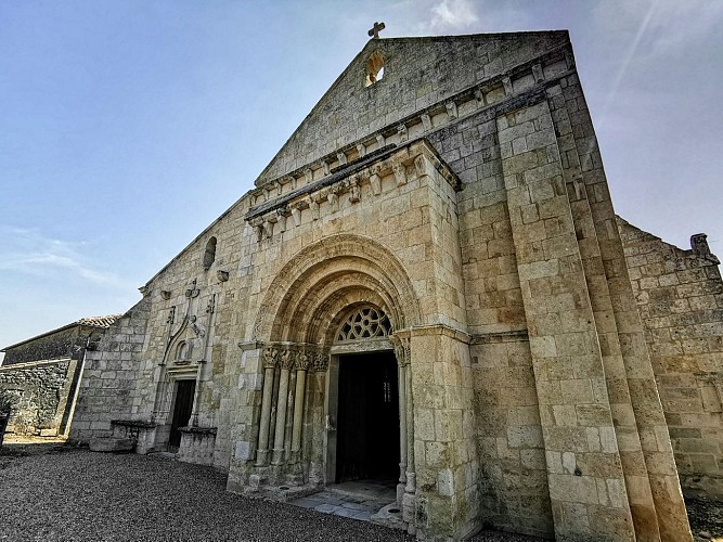 Façade de l'église Saint-Vincent - Saint-Vincent-de-Pertignas