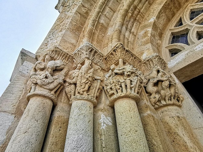 Chapiteaux du portail de l'église Saint-Vincent - Saint-Vincent-de-Pertignas