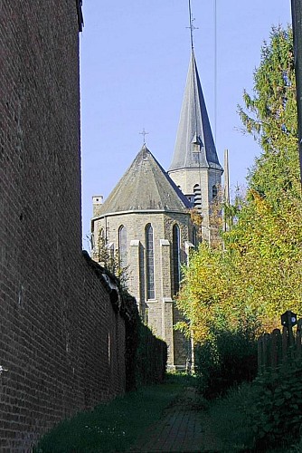 Le sentier entre la place et l'église