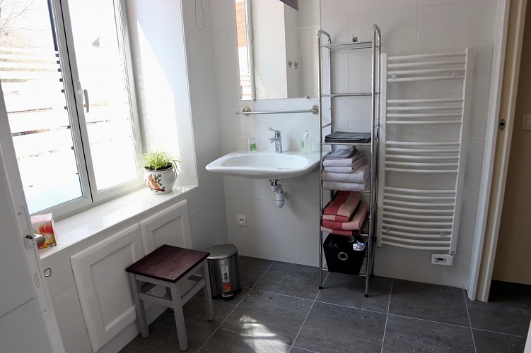 Au Gîte des Morvans Salle de bains adaptée aux personnes à mobilité réduite.
