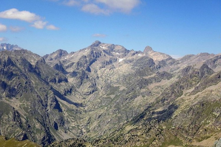 Panorama sur l'Argentera, (3297 m), en arrière plan à gauche le Gélas au centre, (3143 m), et la Malédie, (3059 m).