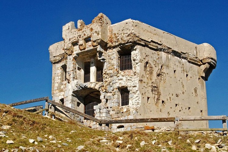 Le fort de la Redoute à l'Authion, (2080 m), à la Pointe des Trois Communes.