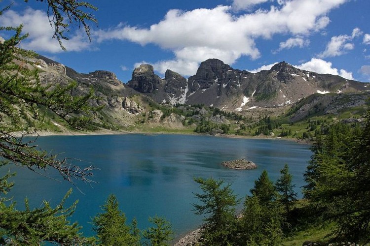 Le lac d'Allos, (2228 m) et ses tours en grès d'Annot