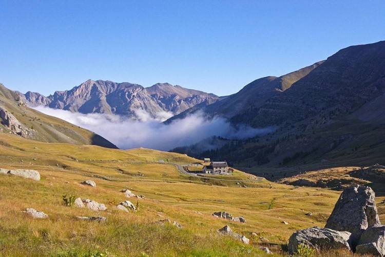 Le refuge du col de la Cayolle à la fin du mois d'août. Une mer de nuage stationne au fond de la vallée du Bachelard
