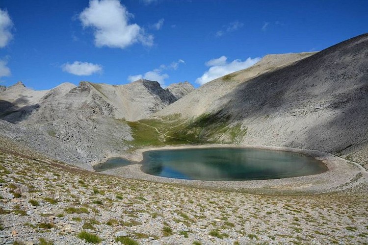 Le lac des Garrets, un des paysages de la randonnée du tour des lacs, Allos