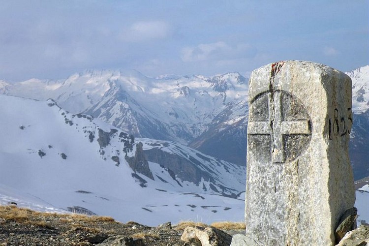 La borne frontière du Col de Sautron, dans l'Ubayette, au printemps, face à un paysage encore bien enneigé.