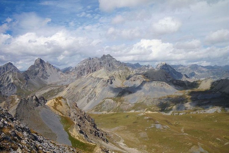 Le Vallon de Sanguinière en Ubaye, à la fin de l'été. Vaste paysage désertique.