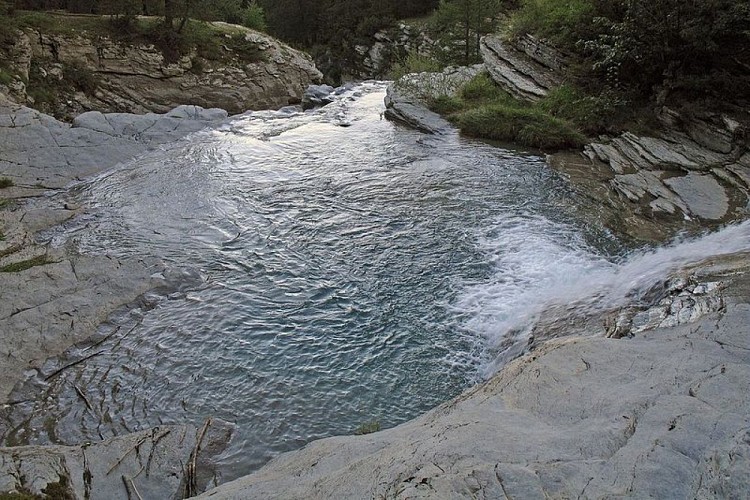 Une petite cascade et une vasque sur le haut du cours de la Lance, affluent du Verdon.