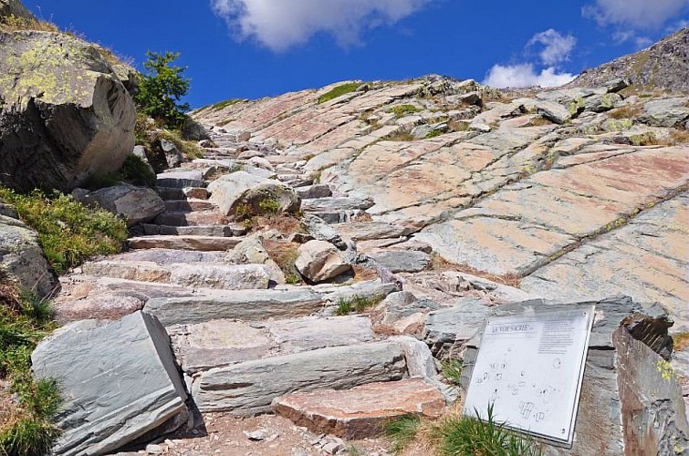 La "Voie sacrée" permettant d'admirer les gravures rupestres présentes sur les dalles rocheuses