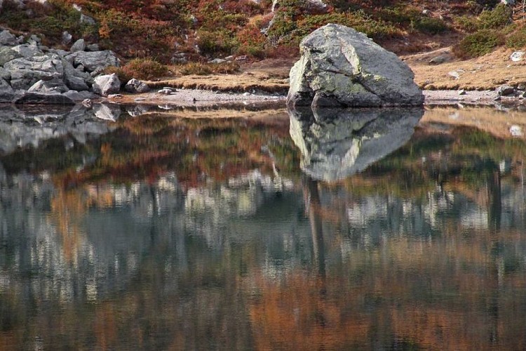 Reflets dans le lac des Adus, (2130m), en automne