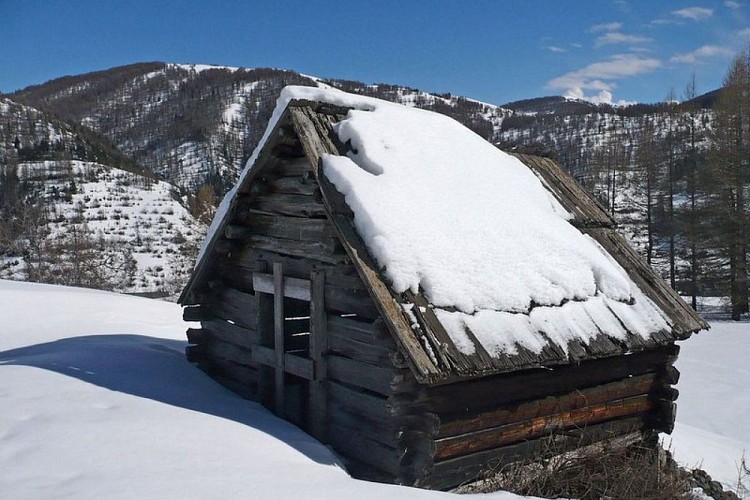 Une grange traditionnelle à Beuil en grande partie réalisée en bois.