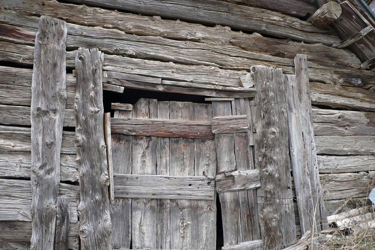 Vieille porte dans un habitat traditionnel en bois de mélèze à Beuil, hameau des Launes.