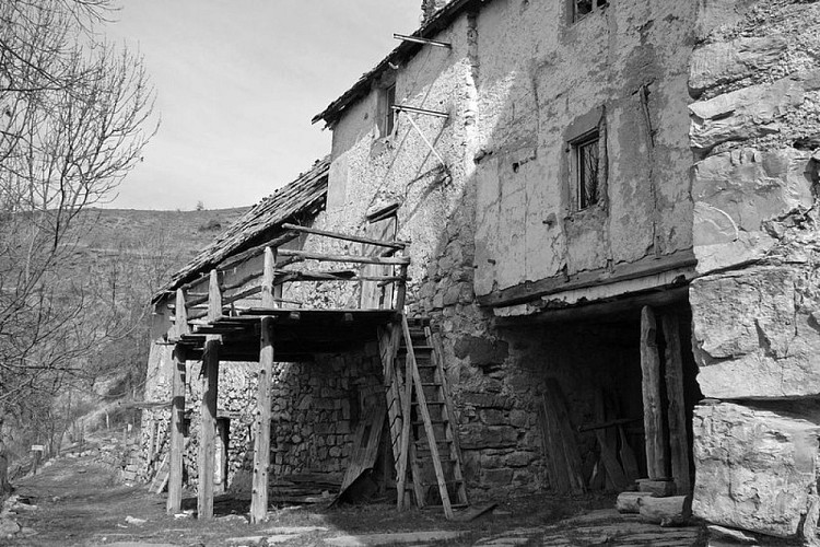 Bâtiment de ferme traditionnel au hameau des Laves à Barels (commune de Guillaumes).