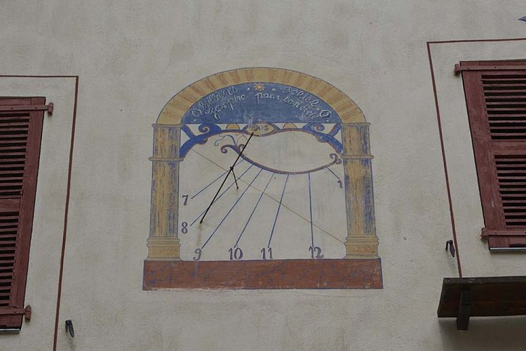 cadran solaire place du 22E BCA  à Péone