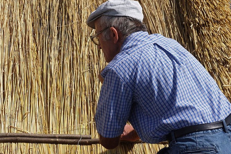 La casa a Tetti Bartola con tetto in paglia di segale