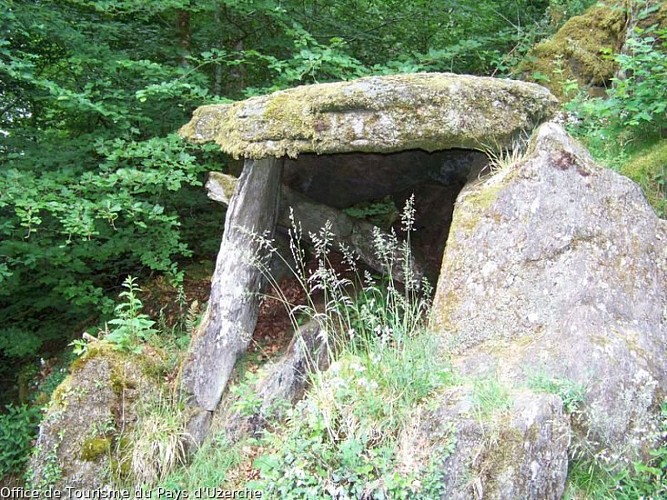 The dolmen or "house of the wolf" and the metal route