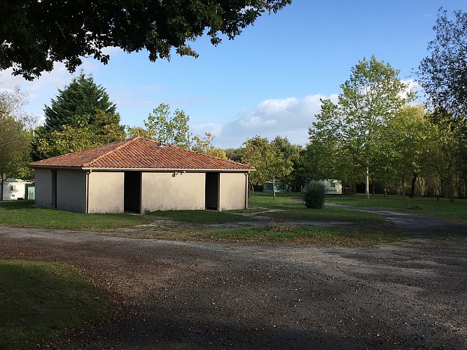 moncoutant-domaine-de-la-sabliere-aire-de-camping-car3