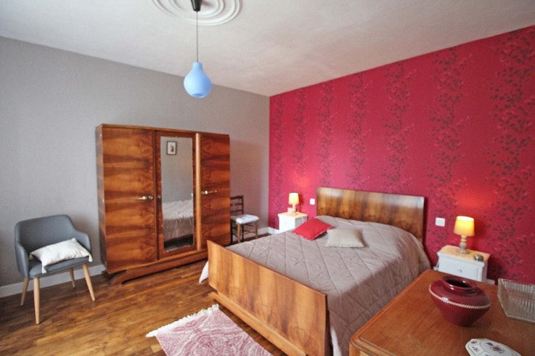 Gîte de Serre sur la commune d'Augne en Haute-Vienne (Limousin en Nouvelle Aquitaine)- chbre rouge_10