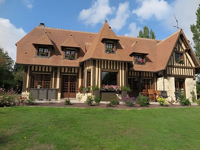 Le pre aux biches Fauguernon façade sud avec vue sur jardin et vallon.