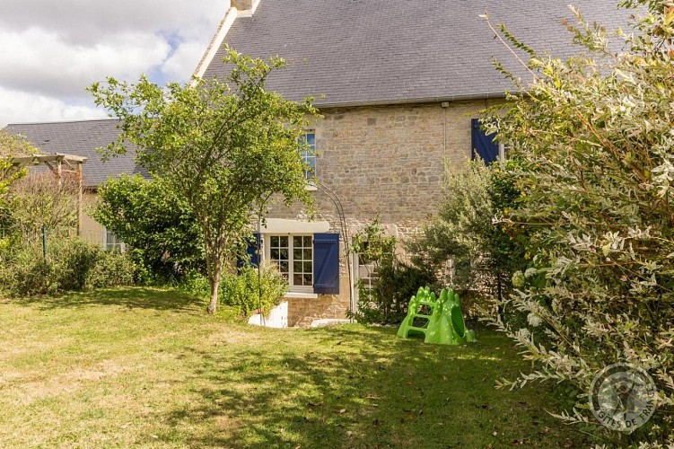 jardin de la maison les hirondelles bleues