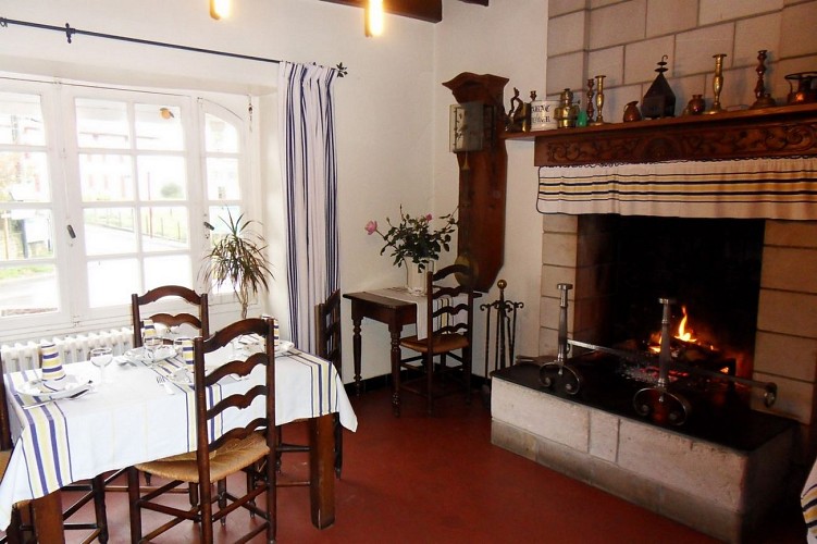 Hôtel-restaurant Mendibilenea - 64120 Amorots (8)