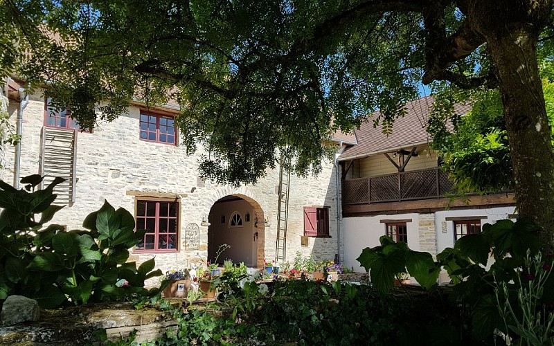 Chambre-d-Hotes-Secret-Pyrenees---Facade-et-jardin--Tobias-MEWS-