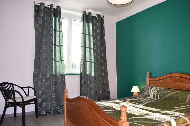 Maison mitoyenne Arradoy chambre lit double vert - Irouleguy