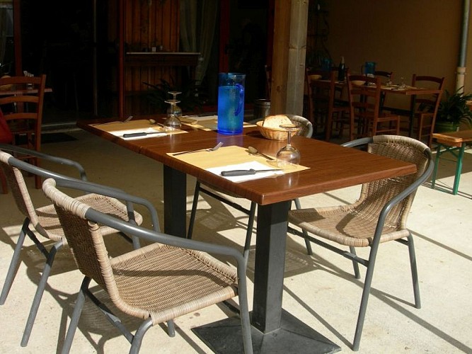Restaurant et café "Lo Vinataud"