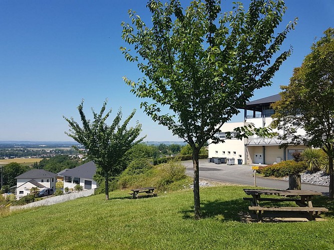 Serres castet tables pique nique  de la salle des fêtes  cph tourisme nord béarn madiran (17)