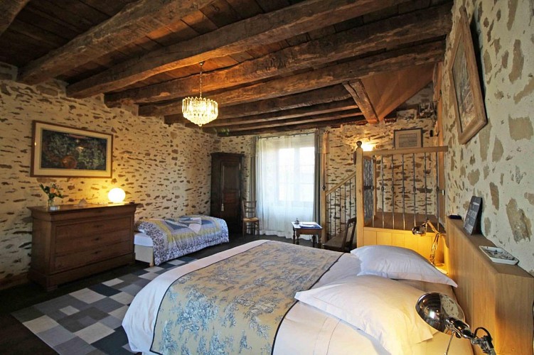 La chambre, vue du côté salle de bains._8