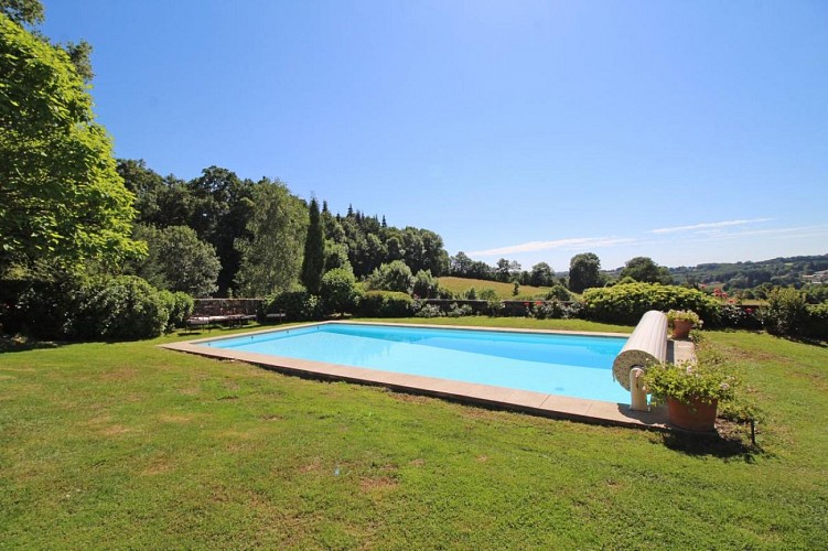 La piscine chauffée. 11 m X 5,5 m. Gîte "Chez le Bayle" à Condat sur Vienne en Haute-Vienne (Limousin)_4