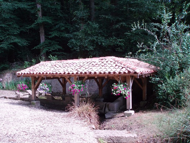 Fontaine et lavoir de Coudures