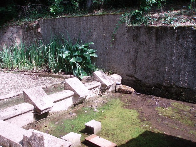 Fontaine et lavoir de Coudures