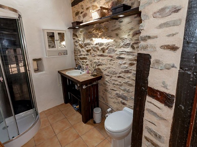 ._Maple-Tree-Gite_Bathroom