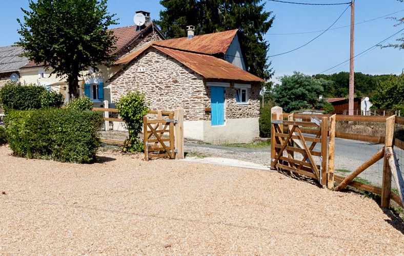 ._Car_parking_Havre-de-Paix_Gites