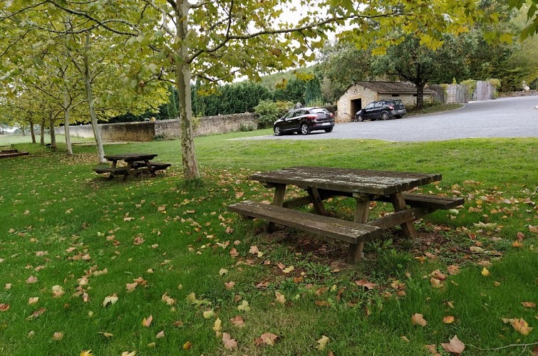 Bayac parking haut du village 