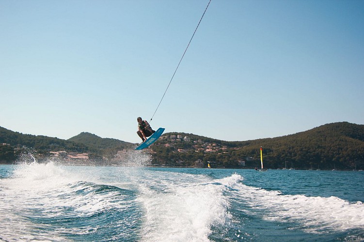 Water skiing or Wakeboard lessons and courses - Wake sensation