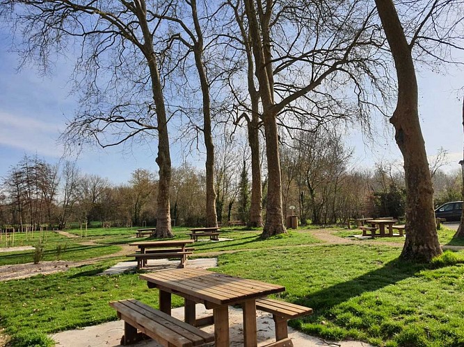 table pique nique 9 - saint gelais prairie de la futaie - a.bodet