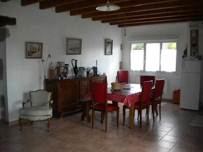 Pièce à vivre : salle à manger.